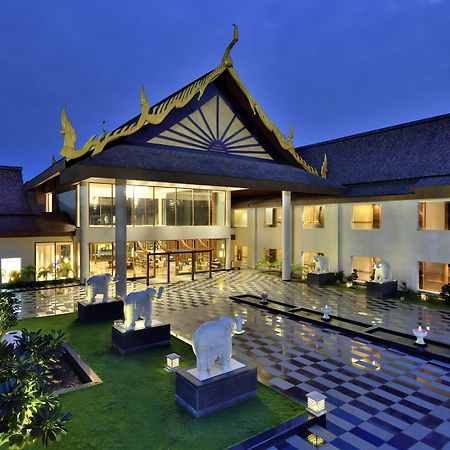 Radisson Blu Plaza Resort & Convention Centre Karjat Buitenkant foto The Royal
